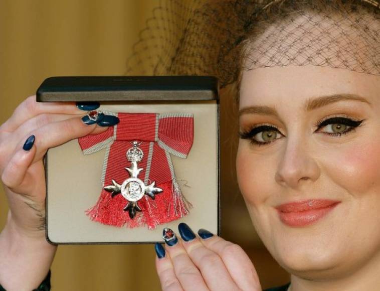 Adele fue condecorada como Miembro de la Excelentísima Orden del Imperio Británico, honor concedido por el príncipe Carlos en el Palacio de Buckingham a finales de 2013. Se trata de un reconocimiento de su contribución en el mundo de la música.