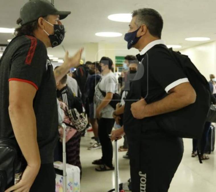 Diego Vázquez, quien fue expulsado en el clásico disputado el viernes, en el momento que llegaba a saludar a Gustavo Reggi, asistente técnico de Troglio en Olimpia.