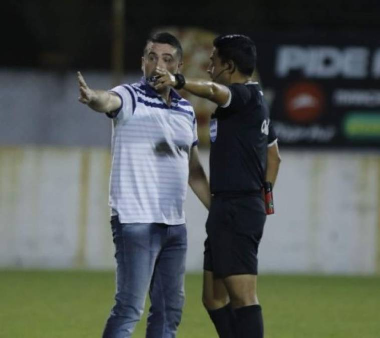 El árbitro Said Martínez expulsó al entrenador del Vida, Fernando Araújo, al final del partido ante Platense.