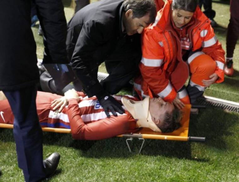 Fernando Torres retirado en camilla tras sufrir un golpe y quedar incosciente.