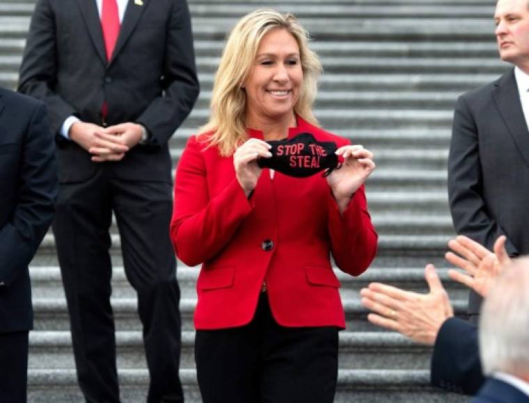 Greene, quien junto a la también republicana Lauren Boebert, ambas novatas en el Congreso, integran lo que se ha dado en llamar el 'caucus QAnon', también afirma que los líderes demócratas integran una secta de pedófilos satánicos que domina el mundo y que conspiró para robarle las elecciones a Trump.<br/>