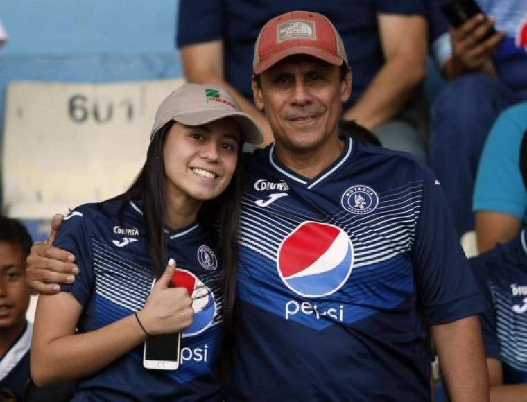 Aficionados del Motagua en el estadio Nacional celebraron la victoria contra Real Sociedad.