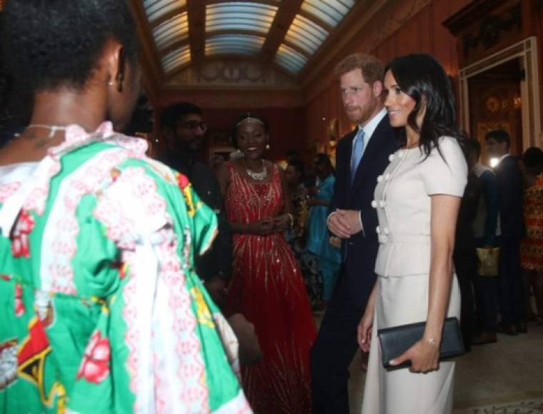 La duquesa acompaño al príncipes Harry al Palacio de Buckingham para celebrar a un grupo de jóvenes líderes de todo el mundo en los premios 'Queen's Young Leaders'.<br/>