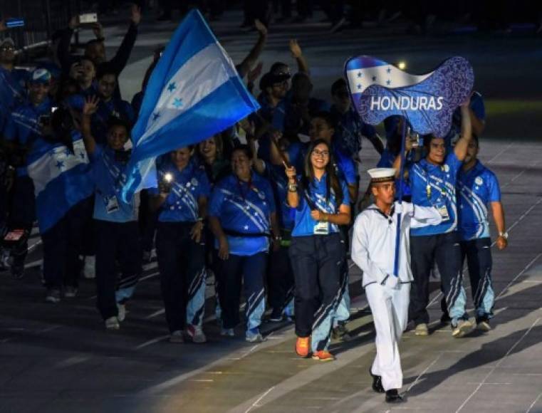 Encabezados por takwondoísta capitalina Yosselyn Molina como abanderada, la delegación de Honduras se hizo presente. En el momento que ingresó la delegación, fueron ovacionados.