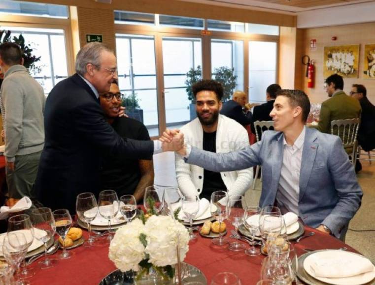 Florentino Pérez saludando a jugadores de baloncesto del equipo del Real Madrid.