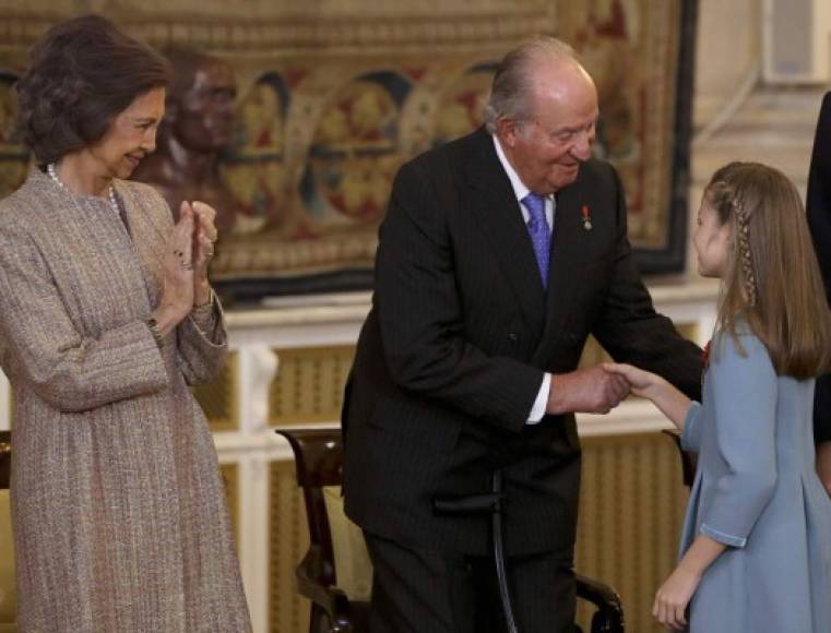 Los reyes eméritos don Juan Carlos y doña Sofía saludaron a su nieta, la futura reina de España.