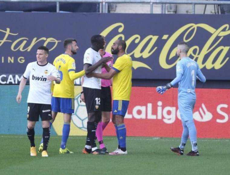 A la media hora del partido en el estadio Ramón de Carranza, el juego se detuvo ante los reclamos de Mouctar Diakhaby por el insulto racista del que fue víctima.