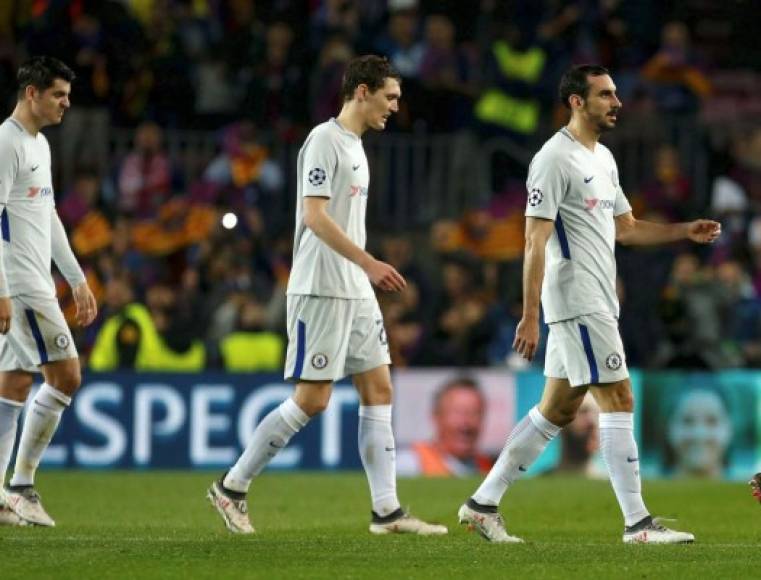 Los jugadores del Chelsea Davide Zappacosta (c), Marcos Alonso (d), Álvaro Morata (i) y Andreas Cristensen (2-i), salieron cabizbajos en el Camp Nou.