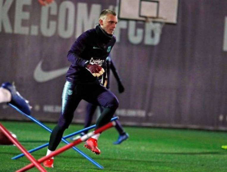 Jasper Cillessen: El portero holandés ya informó que desea irse del Barcelona debido a la falta de minutos en el club ya que Ter Stegen es el arquero titular.