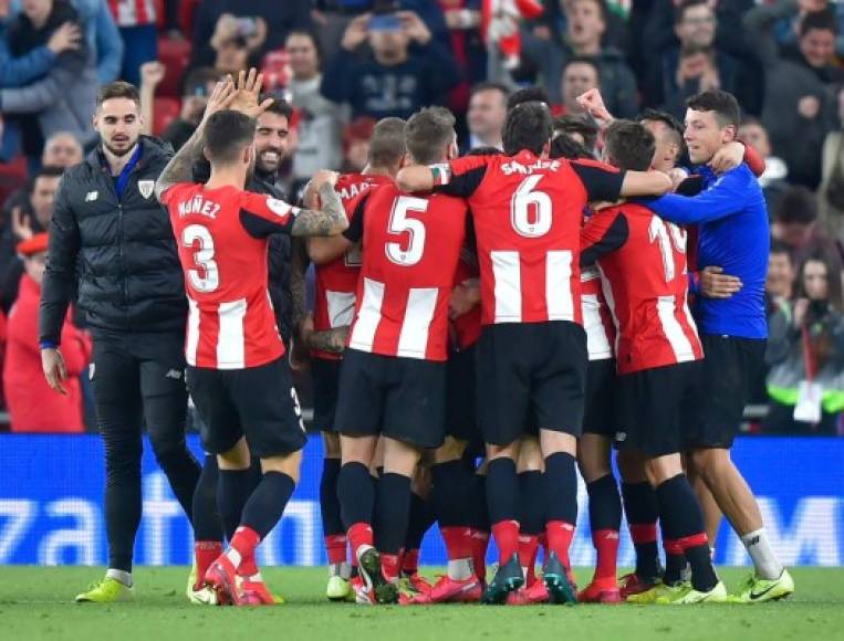 Los jugadores del Athletic de Bilbao festejando la victoria y clasificación en San Mamés.