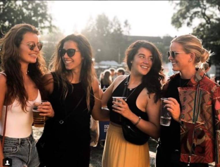 Alexandra (primera del lado izquierdo de la imagen) junto a algunas de sus amigas.