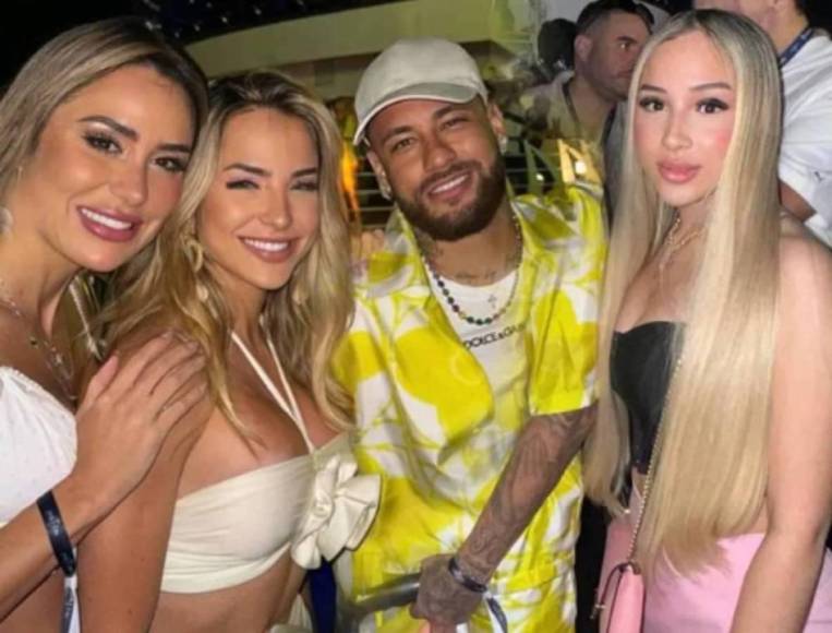 Neymar organizó un crucero en Brasil junto a varias personalidades, el brasileño decidió pasarla bien mientras se recupera de su lesión de ligamentos cruzados.