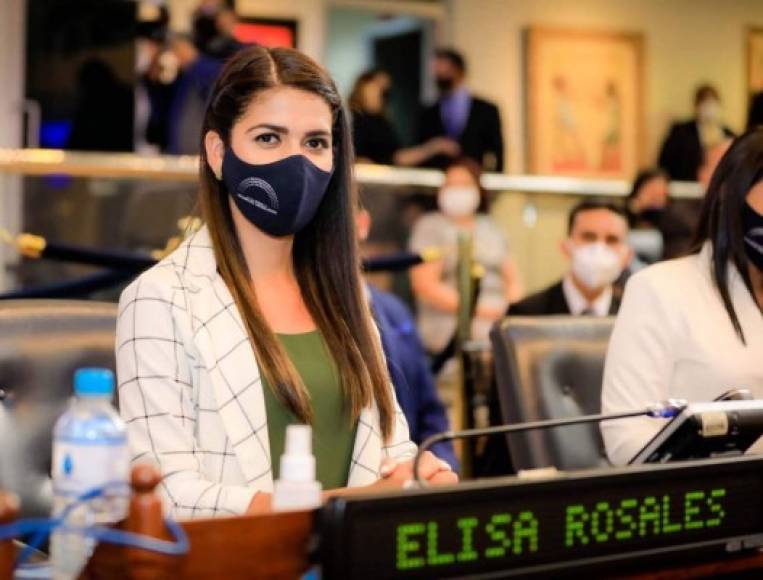 Y es que el nuevo Congreso de El Salvador está integrado en su mayoría por rostros jóvenes que llegaron a la Asamblea tras sumarse a las filas de Nuevas Ideas, partido fundado por Bukele que arrasó en las pasadas elecciones legislativas poniendo fin a décadas de bipartidismo entre ARENA y el FMLN.