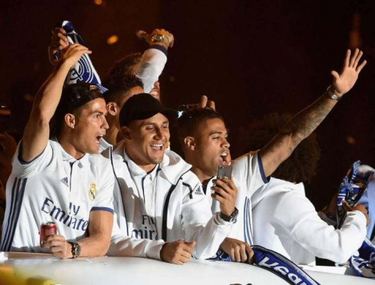 Al grito de '¡Campeones, campeones!' los hinchas celebraron la llegada del bus del equipo a la céntrica plaza madrileña con la fuente de la diosa.