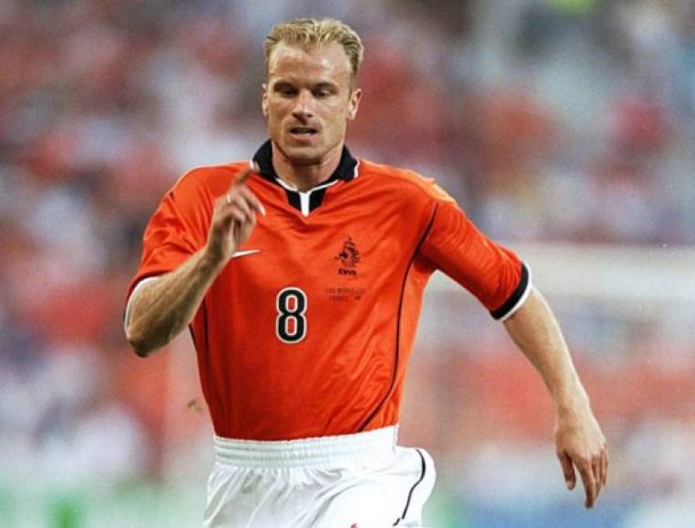 Dennis Bergkamp brilló en el Ajax, donde ganó cinco trofeos, y en el Arsenal, lugar donde se consagró con tres títulos de la Premier League y cuatro Copas de Inglaterra. A pesar de que jugó todos los torneos importantes con Holanda entre 1990 y 2000, no fue capaz de ganar nada.