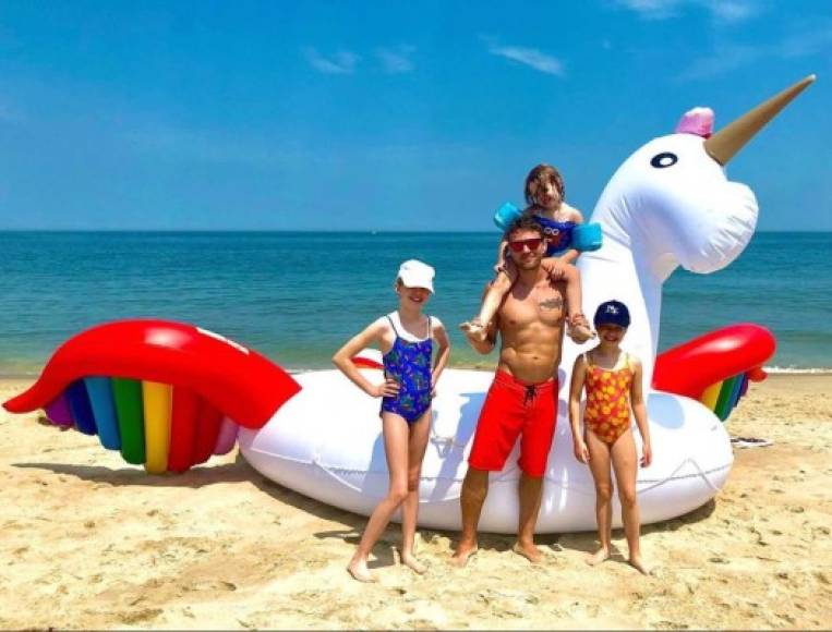 Ryan Phillippe se fue a la playa con sus hijos.