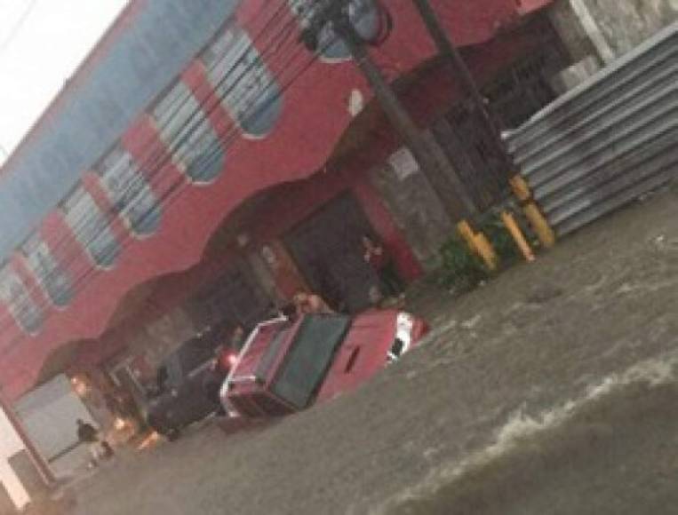 Las fuertes corrientes afectaron este vehículo en la segunda calle norte -salida vieja a La Lima- en San Pedro Sula.