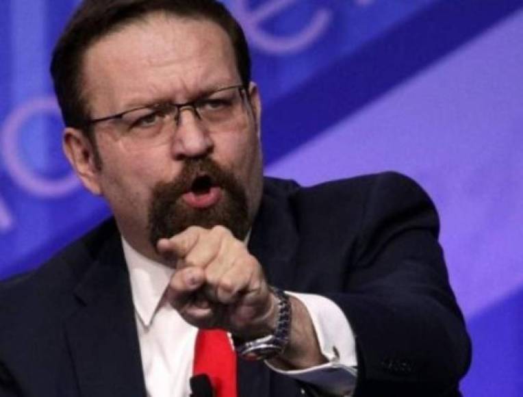 Sebastian Gorka: Antiguo miembro del consejo de redacción de Breitbart News, medio de comunicación de referencia en internet de la 'alt-right' (derecha alternativa), Gorka, cercano a Steve Bannon, dejó la Casa Blanca el 25 de agosto de 2017 afirmando que sería más útil para Trump fuera de la administración.