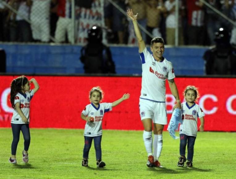 El argentino Matías Garrido, del Olimpia, celebrando en el campo con sus tres hijas.