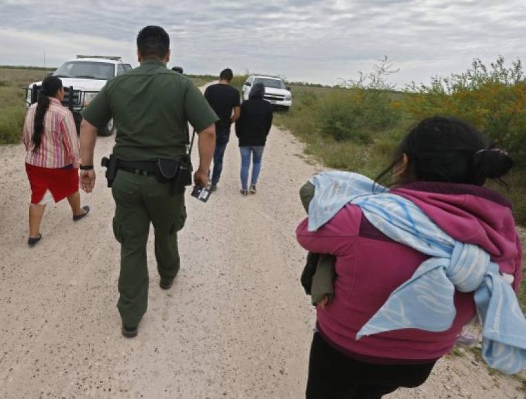 El total de detenciones que se practicaron entre el 1 y el 28 de febrero de este año fue de 26.666, una cifra sustancialmente superior a la registrada en febrero de 2017, cuando fueron aprehendidas 18.762 personas tratando de cruzar el límite hacia EUA, según datos difundidos por el Departamento de Seguridad Nacional (DHS, en sus siglas en inglés).