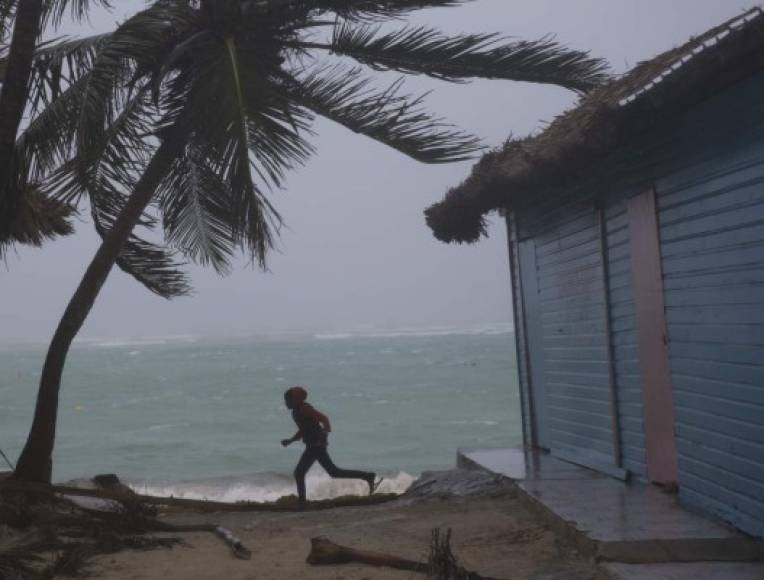 El huracán dejó 'peligrosa' marea ciclónica que, junto a 'grandes y destructivas' olas, elevará el nivel del mar hasta 1,2 a 1,8 metros en la zona de alerta de huracanes en el país, desde el Cabo Engaño (próximo a Punta Cana) a Puerto Plata, según el Centro Nacional de Huracanes (NHC, en sus siglas en inglés).