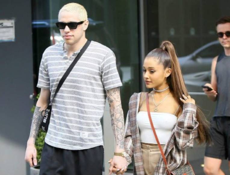 Pete Davidson y Ariana Grande. La pareja se separó tras cinco meses de relación. Aunque tenían poco tiempo de noviazgo ya se habían comprometido en matrimonio. La muerte de Mac Miller, ex de Ariana, influyó en su decisión. Grande devolvió el anillo de compromiso de 100 mil dólares que le regaló Pete.