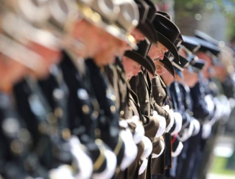 Veteranos, militares y primeros oficiales de Arizona rindieron homenaje al fallecido héroe de guerra.