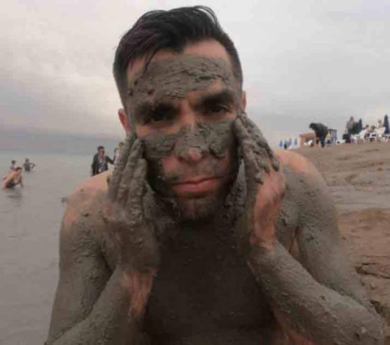 Marco Antonio Rodríguez realizó esta semana un viaje a Israel. El ex árbitro mexicano compartió esta imagen en el Mar Muerto.