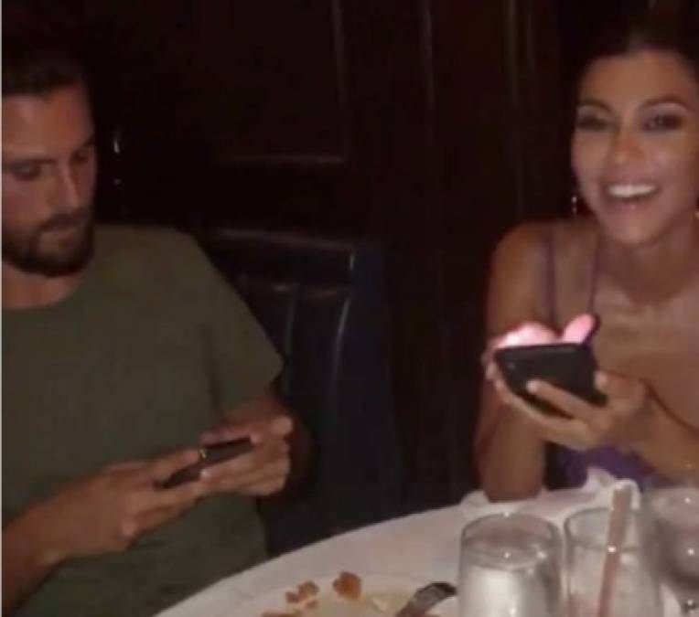 Kourtney Kardashian y su ex, Scott Disick durante la cena previa a la fiesta.