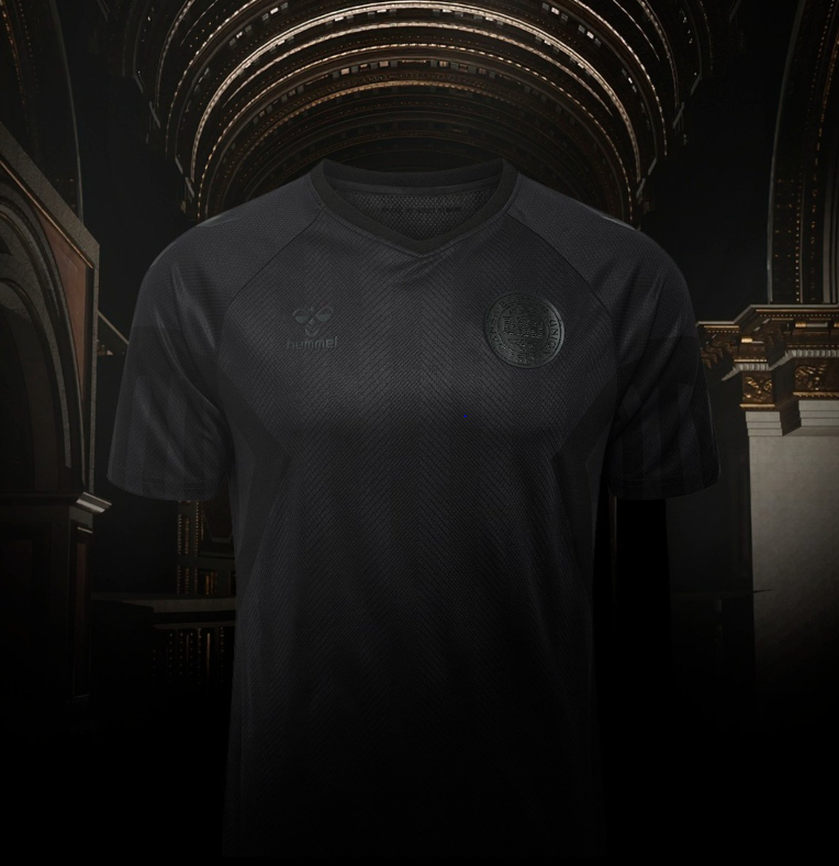 Diseño de la camiseta negra de Dinamarca para el Mundial de Qatar 2022.