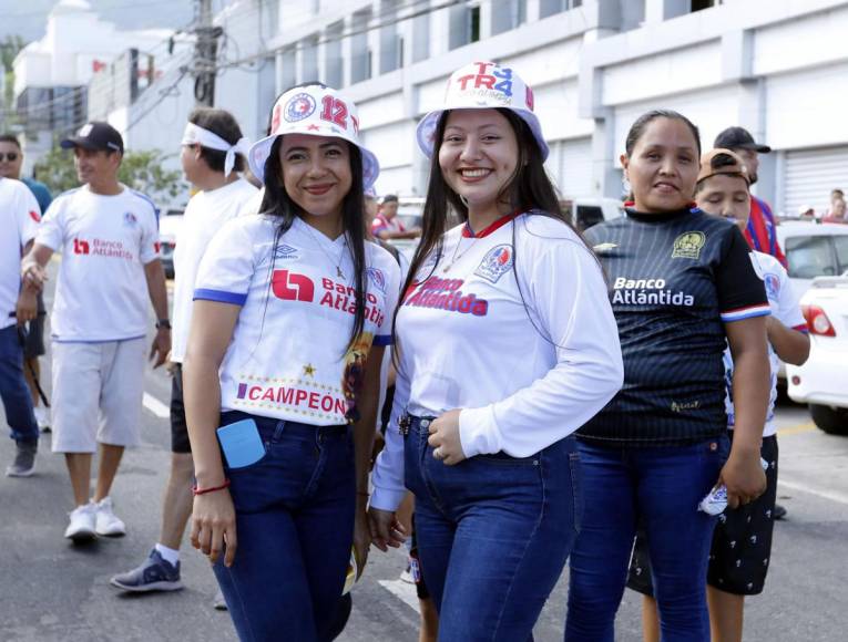 Estas aficionados olimpistas llegaron al Morazán con gorros y camisetas del Olimpia.