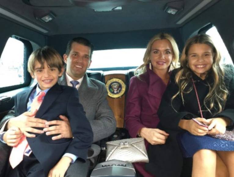 Donald Trump Jr. imitó a su hermana y colgó esta imagen en su perfil de Instagram. 'Camino a la Casa Blanca en las nuevas limos presidenciales. Estas cosas son asombrosas... como una mezcla de una limusina y un monster truck', escribió.