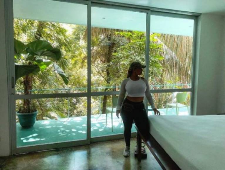 La joven también publicó una foto de su cuarto de hotel, mismo que rentó a través de la plataforma Airbnb, y donde la policía encontró rastros de sangre.