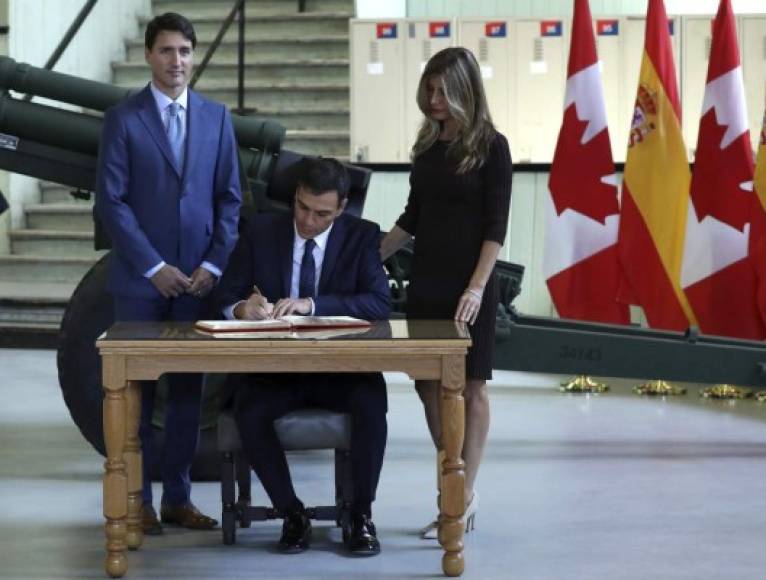 Sánchez firmó el libro de honor tras ser recibido por el primer ministro canadiense.