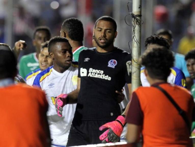 Edrick Mejívar le dio un empujó a Carlos Discua luego de que el 'Chino' agredió a Jhonatan Paz. El portero del Olimpia terminó expulsado.