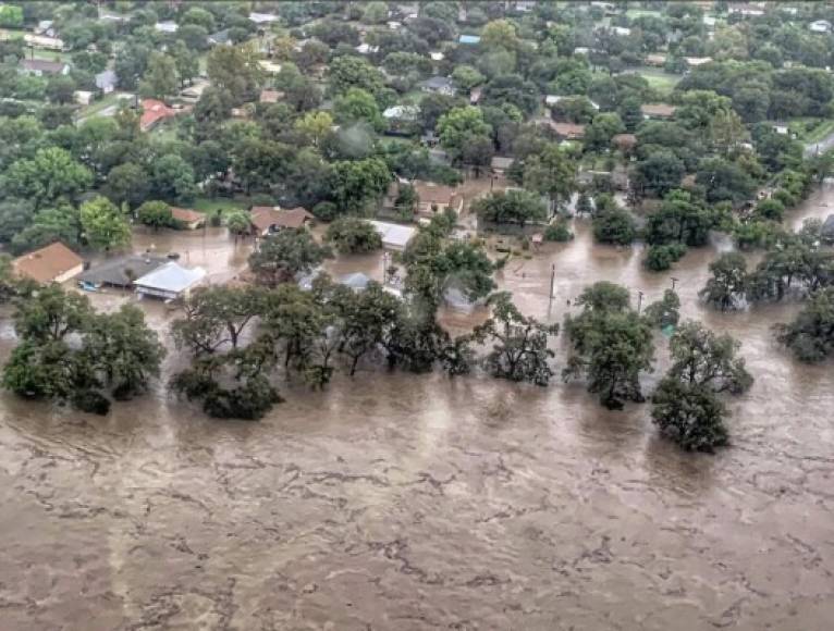 Las torrenciales lluvias en el norte de Texas han dejado severas pérdidas económicas y al menos cuatro personas desaparecidas, informaron medios locales.