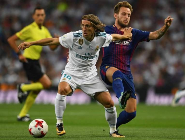 Luka Modric (9): El nuevo '10' del Real Madrid se lució una vez más en el Santiago Bernabéu. El croata superó a André Gomes con facilidad al sacar el esférico. Pero sobre todo realizó una gran labor de recuperación incomodando a Sergiio Busquets en campo rival. Su único error fue perder un balón en el minuto 56 de partido.