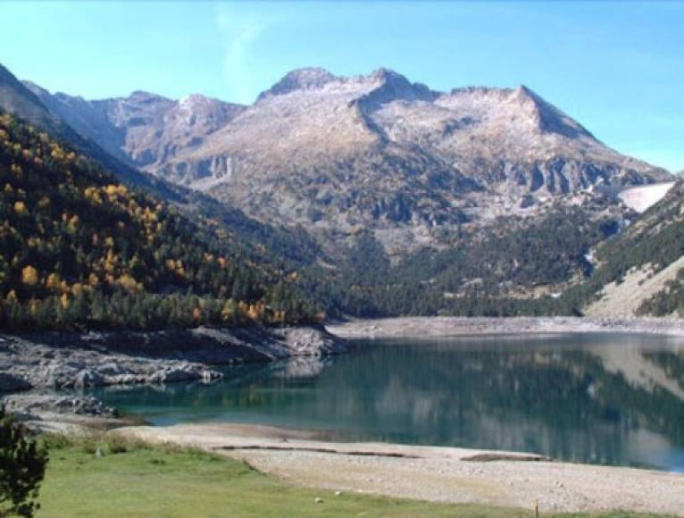 Algunos recorridos permiten atravesar caminos que comunicaban a las diferentes poblaciones del Val d’Aran o comunidades antiguas que se acercan al patrimonio románico catalán.