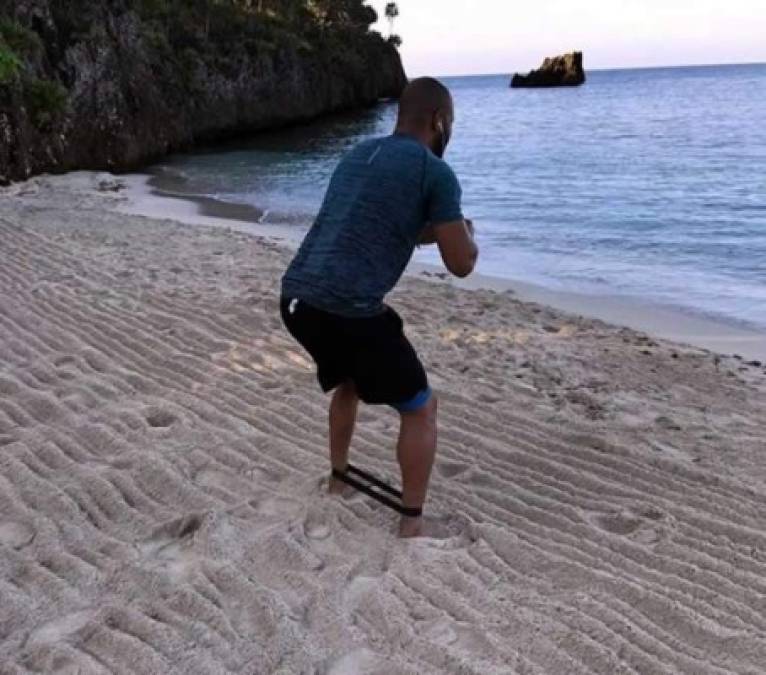 Víctor 'Muma' Bernárdez también aprovechó para hacer ejercicios en la playa.