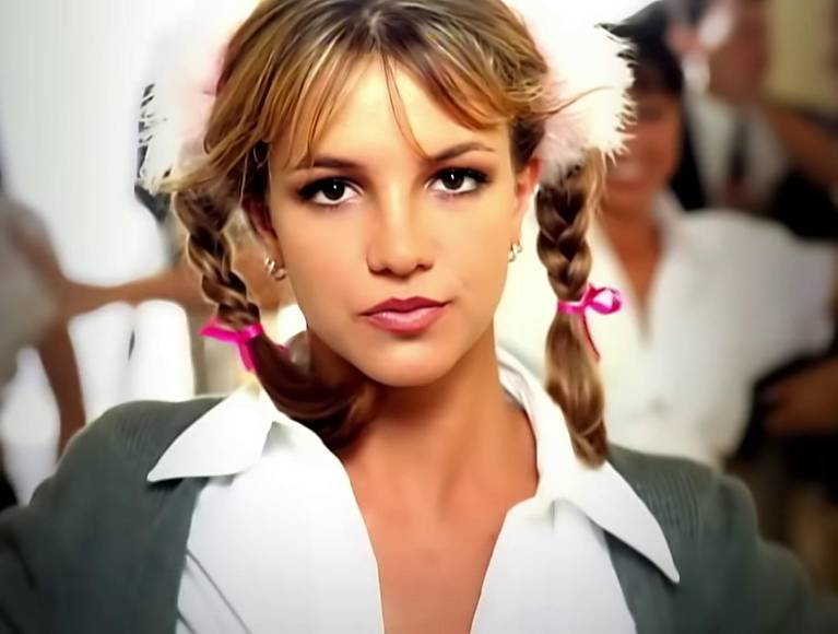 Britney Spears es otra de las primeras famosas en aparecer con este look. En su famoso video de “Baby, one more time”, Spears apenas tenía 16 años y apareció con un peinado de dos trenzas con chonguitos rosados en las puntas y un maquillaje “soft pink”. El emblemático tema sigue siendo reproducido a diario por millones de personas, ya que marcó un hito en la historia de la música mundial.