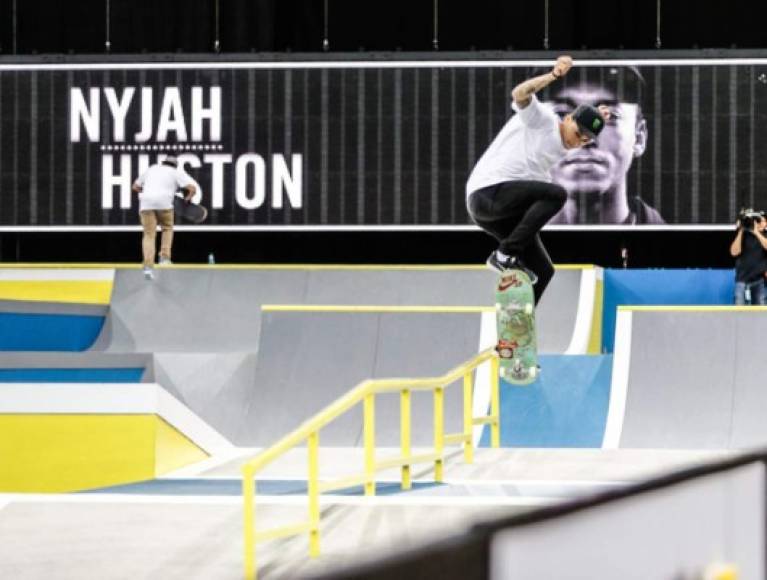 SKATEBOARDING. Pirueta en el aire. Nyjah Huston participa en el Street League Skateboarding World Tour en Newark, Nueva Jersey. Su presentación se llevó los aplausos.