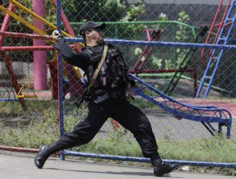 La Policía nicaragüense achacó el ataque a 'grupos violentos que se habían convocado a una marcha llamada pacífica', sin embargo, los organizadores rechazaron esta versión y afirmaron que los antimotines asediaron la marcha que más tarde fue atacada por los paramilitares