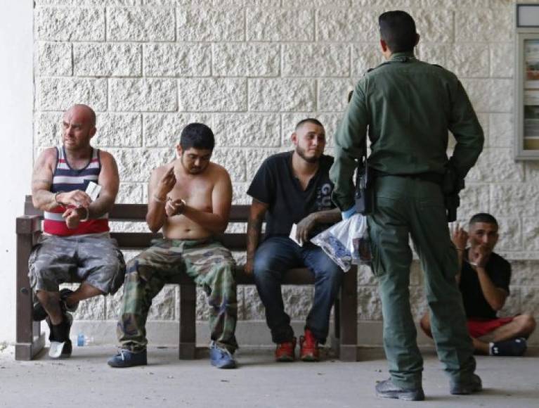Las nuevas directrices del Departamento de Seguridad Interior de EUA permiten a los agentes de patrulla fronteriza deportar de inmediato a los indocumentados detenidos en la frontera.