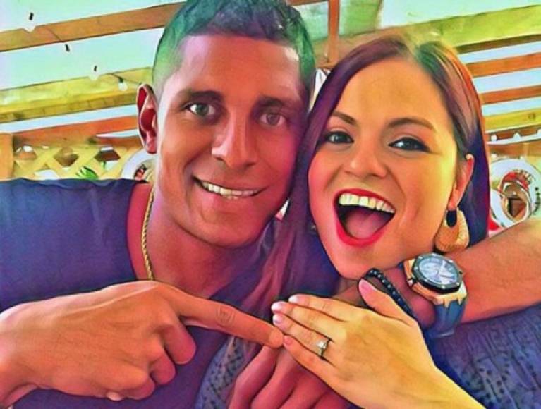 Tras varios años de vida juntos el delantero del Olimpia decidió jurar su amor ante Dios con Karen Torres, mejor conocida como Tita Torres, proponiéndole matrimonio por la iglesia.