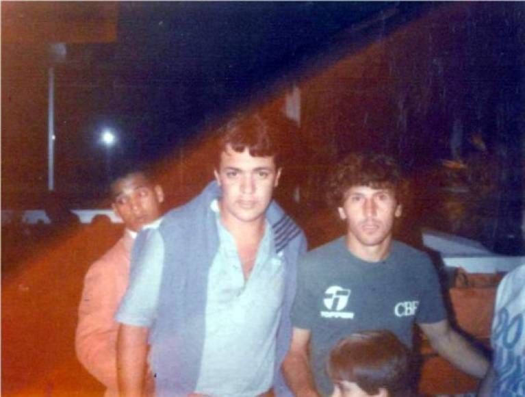 Carlos Kaiser en esta imagen aparece junto a la leyenda de Brasil, Zico.