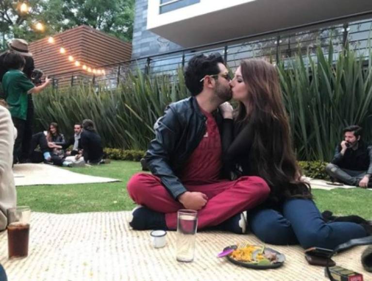 Por medio de sus redes sociales, la pareja presume su amor.