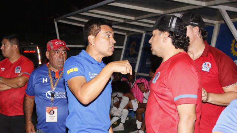 Orlando López (centro) habló con gente del Olimpia.