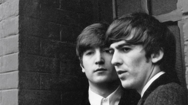 Fotografía cedida por MPL Archive LLP a través del Museo de Brooklyn donde aparece el cantante John Lennon y George Harrison en una instantánea tomada por Paul McCartney en enero de 1964 en París (Francia).