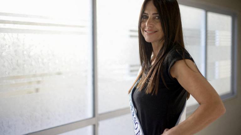 La nueva Miss Universo Buenos Aires 2024, Alejandra Rodríguez, posa para una fotografía en La Plata, provincia de Buenos Aires, Argentina, el 24 de abril de 2024.