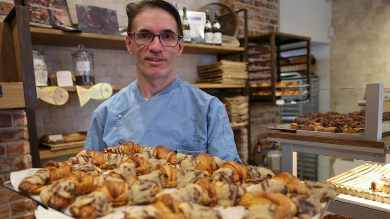 Stéphane Louvard con unos crookies: croissants rellenos de masa para galletas.